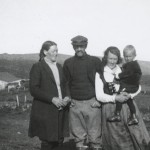 1933. Sigríður, Bjarni og Sólveig með Svein Skorra. Stödd á Grund