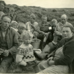 1947. Við mógrafir inn á dal. Eiríkur, ?, Jón, Böðvar Jóns, Kristján, Bubbi og Bjarni, Þorsteinn, Salvör, Sigga Þorsteins.